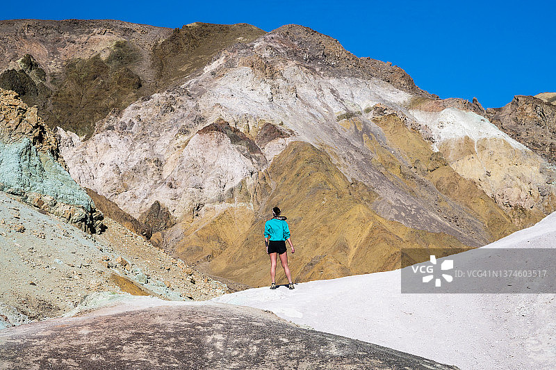 在死亡谷国家公园艺术家调色板前摆姿势的女子图片素材