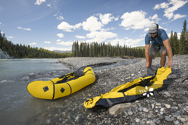 桨手在划桨前展开充气筏图片素材