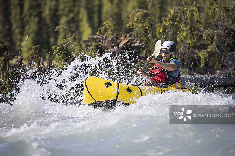 桨手在刺激的白水激流中航行图片素材