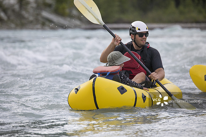 父亲与儿子在库特尼河上划船图片素材