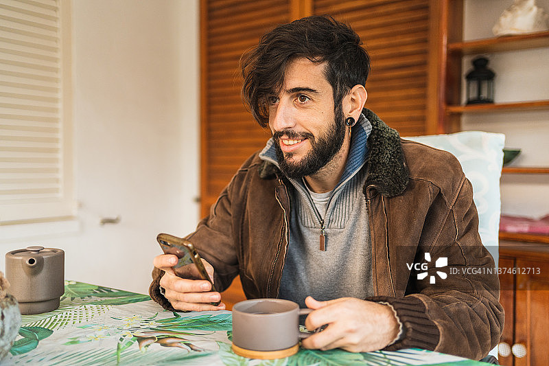 享受休闲时光在家喝茶的潮人企业家图片素材