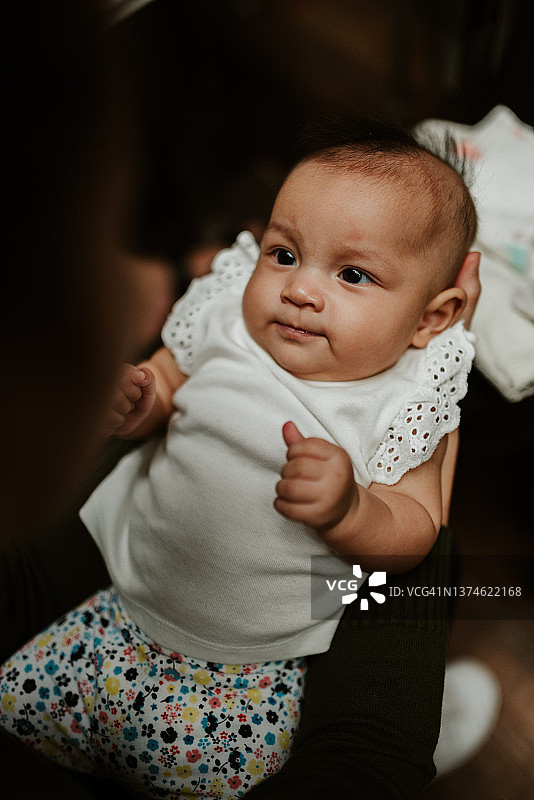 在家中看着母亲的新生女婴图片素材