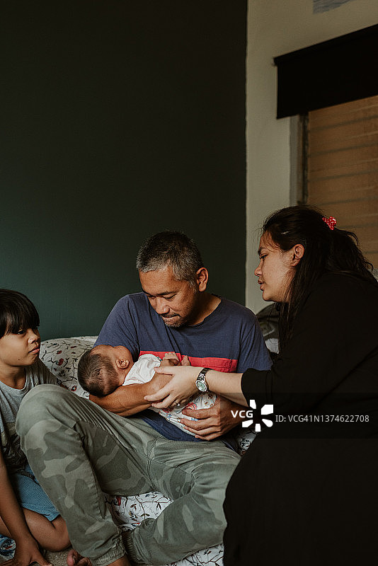 爷爷在家抱着孙女图片素材