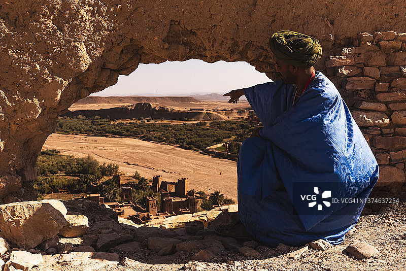 阿拉伯导游指着艾本哈杜筑垒村图片素材