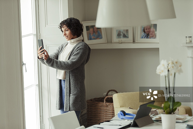 女人在家用智能手机进行视频聊天图片素材