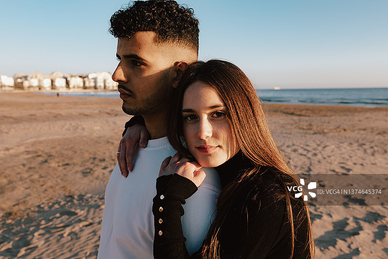 海滩上女孩拥抱男友图片素材