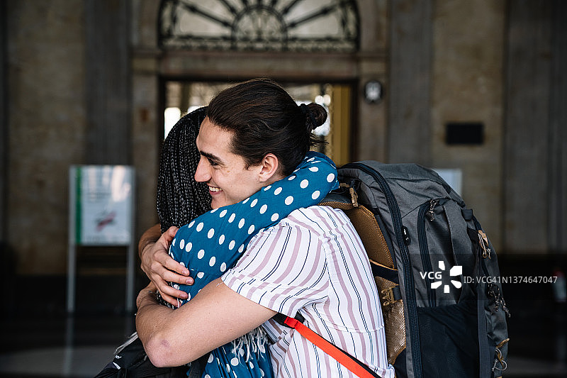 情侣在火车站台上拥抱图片素材