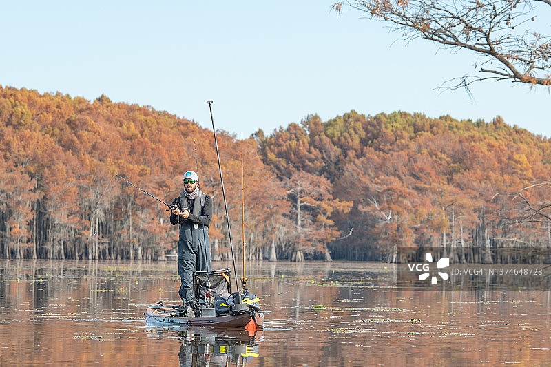 在湖边抛竿的男人图片素材