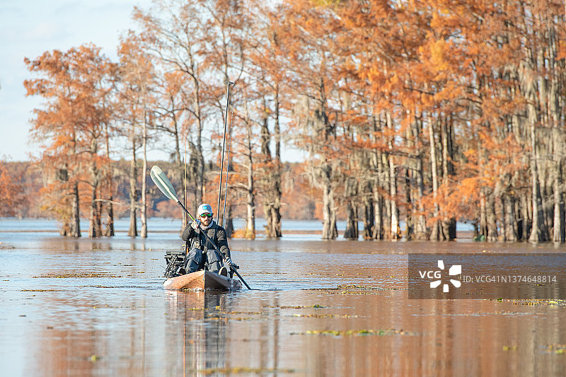 秋日湖上泛舟的男人图片素材