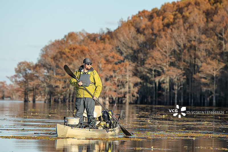男人平静地站立划桨图片素材