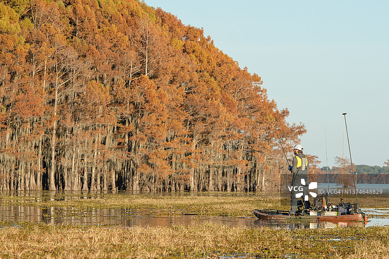 秋季钓鱼的男人图片素材