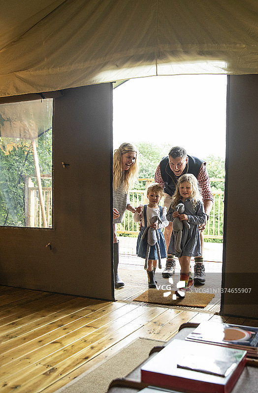 幸福家庭抵达小木屋图片素材