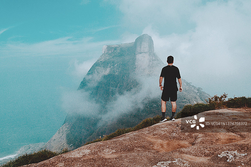在里约热内卢佩德拉博尼塔山顶上的男人图片素材