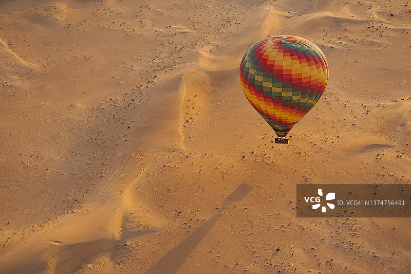 飞越沙漠的热气球图片素材