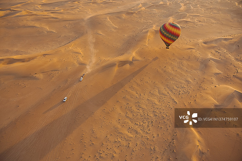 飞越沙漠的热气球图片素材