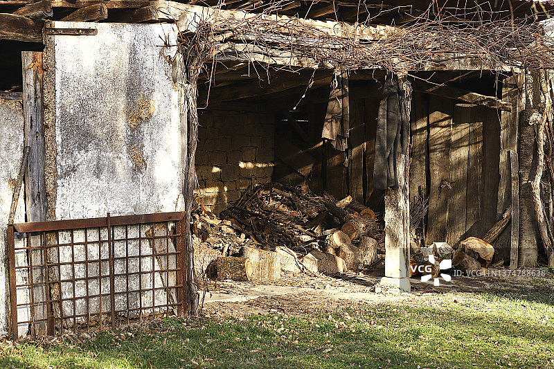 院子里存放木柴的木棚照片图片素材