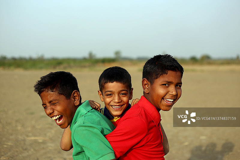 在户外大自然中拥抱的贫困伙伴肖像图片素材