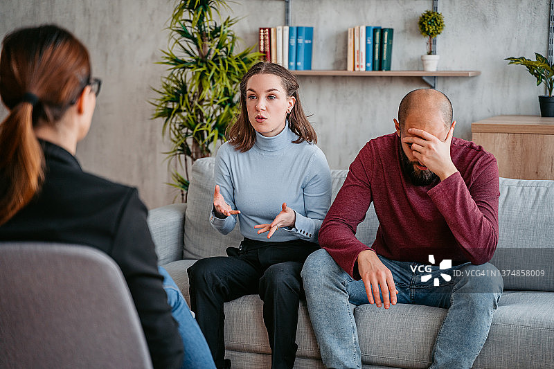 年轻情侣进行婚姻咨询图片素材