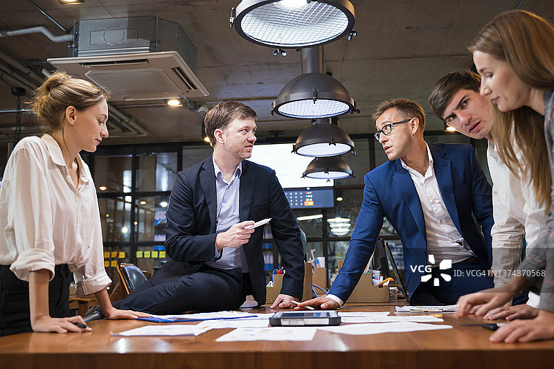 品牌重塑助力企业发展：商务团队探讨目标市场策略图片素材