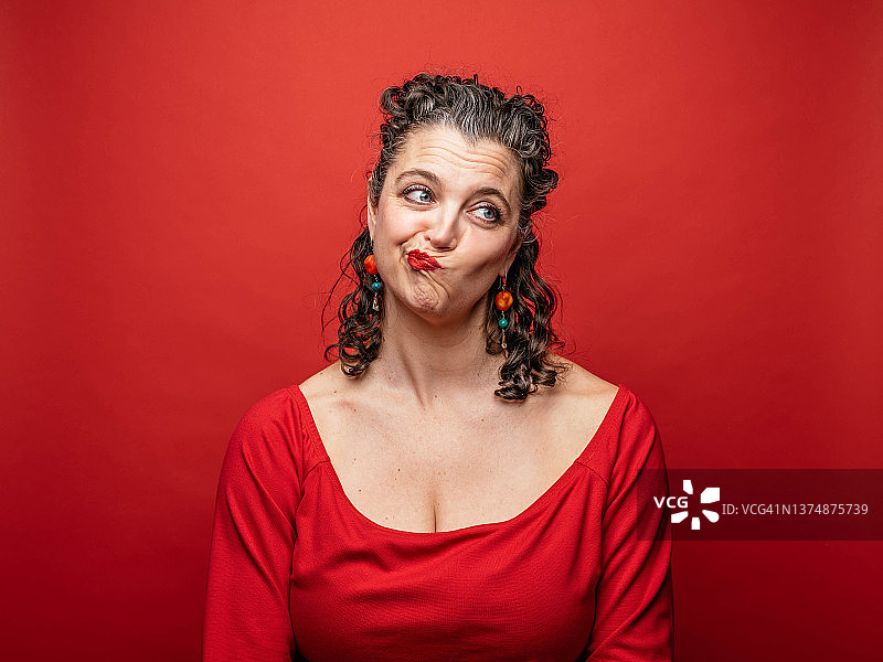 红色背景上的中年妇女图片素材