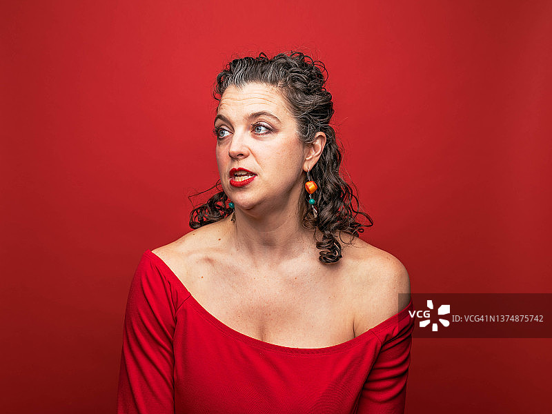 红色背景上的中年妇女图片素材