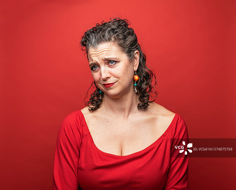 红色背景上的中年妇女图片素材