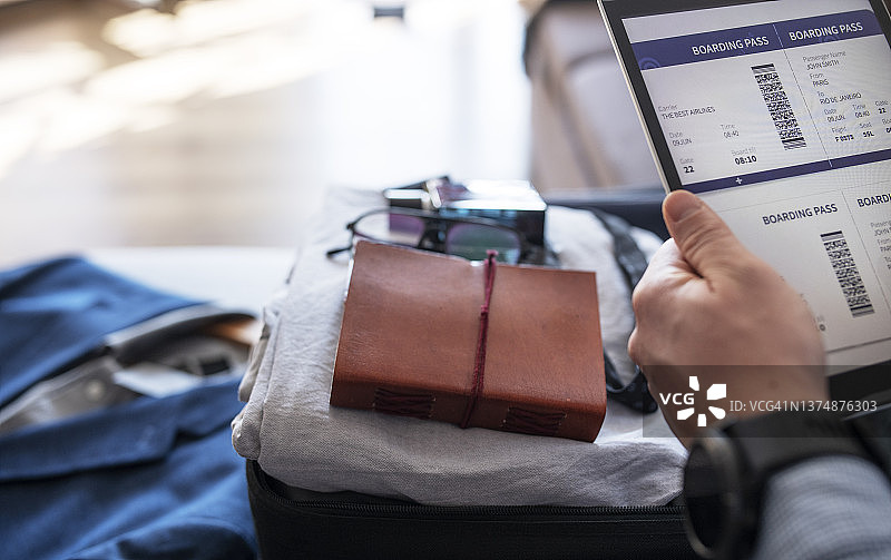 商务人士在出差前检查机票图片素材