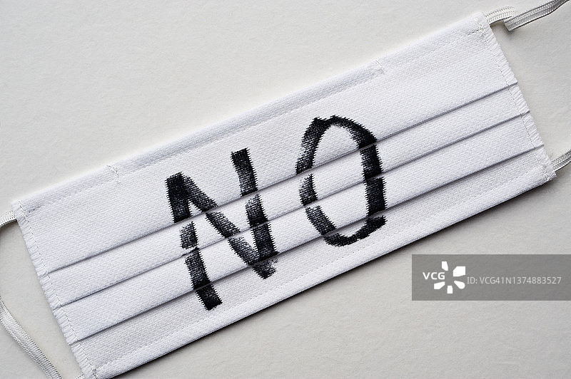 外科口罩上写的“No”图片素材