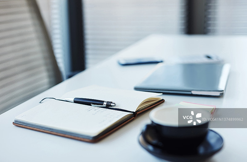 办公室平板电脑上的笔记本电脑特写镜头图片素材