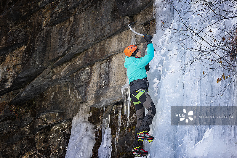 年轻女子攀冰图片素材
