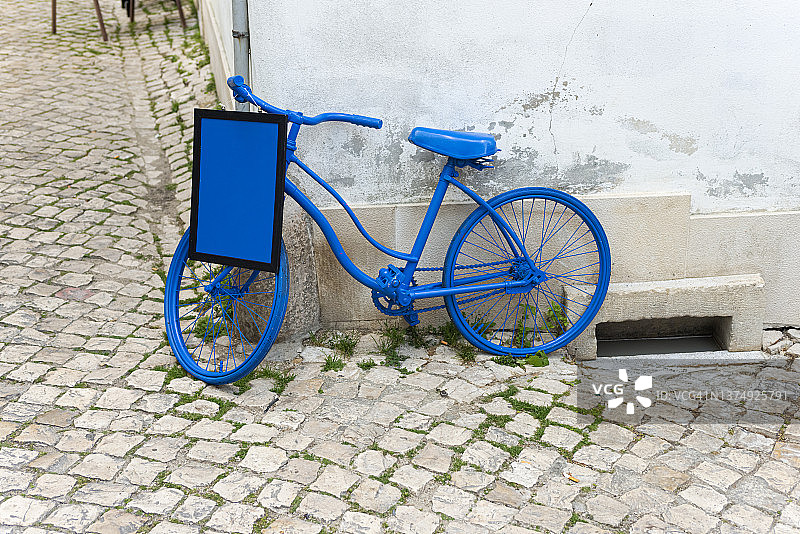 停放在辛特拉街道上的自行车图片素材