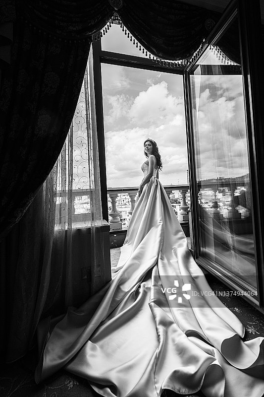 惊艳新娘的黑白全身照图片素材