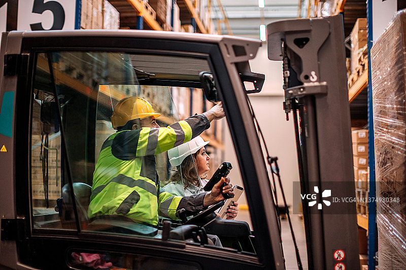 在托盘仓库工作的人们图片素材