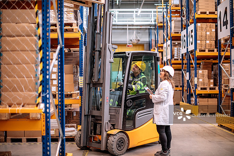 在托盘仓库工作的人们图片素材