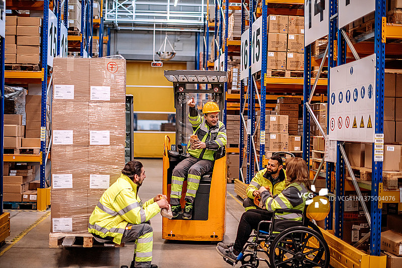 在托盘仓库工作的人们图片素材