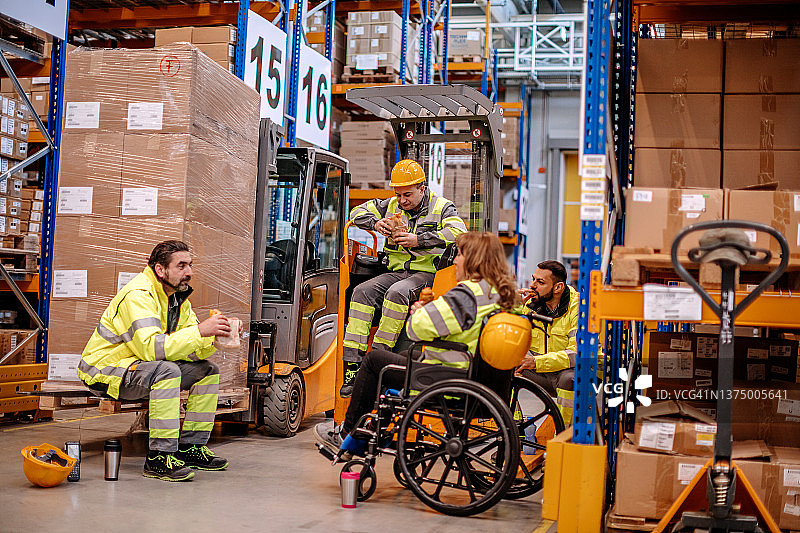 在托盘仓库工作的人们图片素材