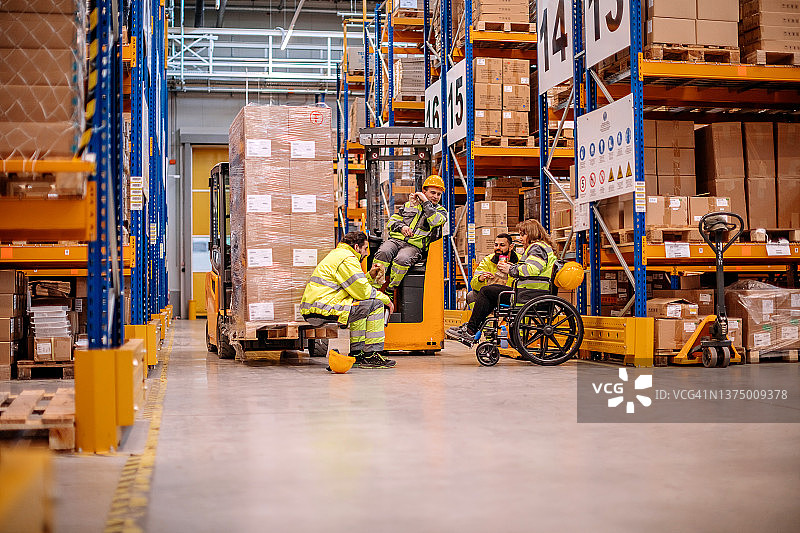 在托盘仓库工作的人们图片素材