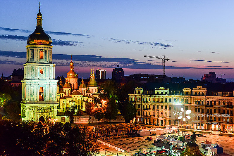黄昏时分的索菲亚广场（基辅）图片素材