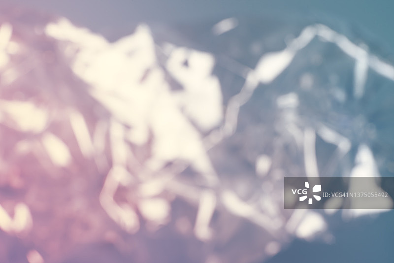 粉蓝色渐变背景上的模糊玻璃纸薄膜纹理，用于创意项目图片素材