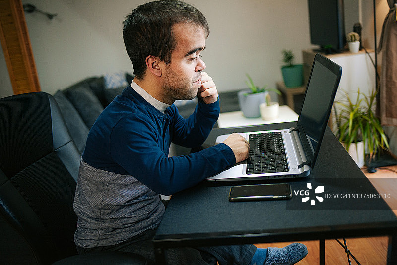 在家工作的患有侏儒症的年轻男人图片素材