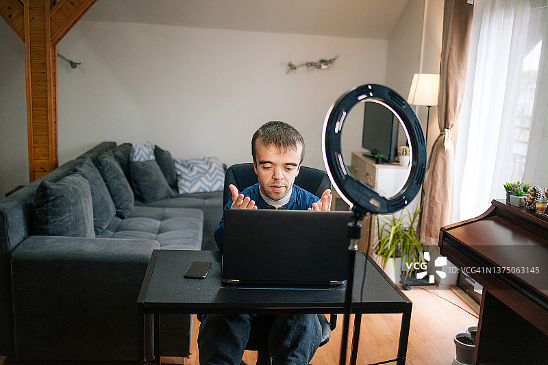 在家工作的患有侏儒症的年轻男人图片素材
