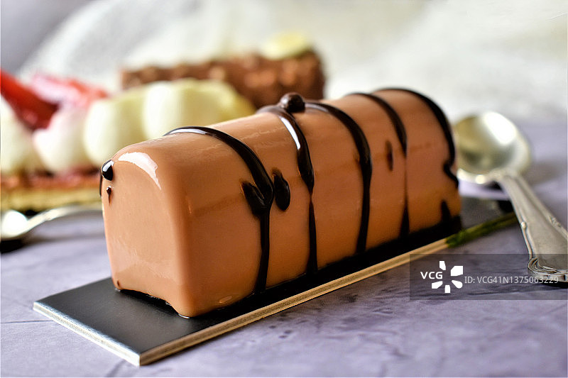 桌子上的小巧克力蛋糕图片素材