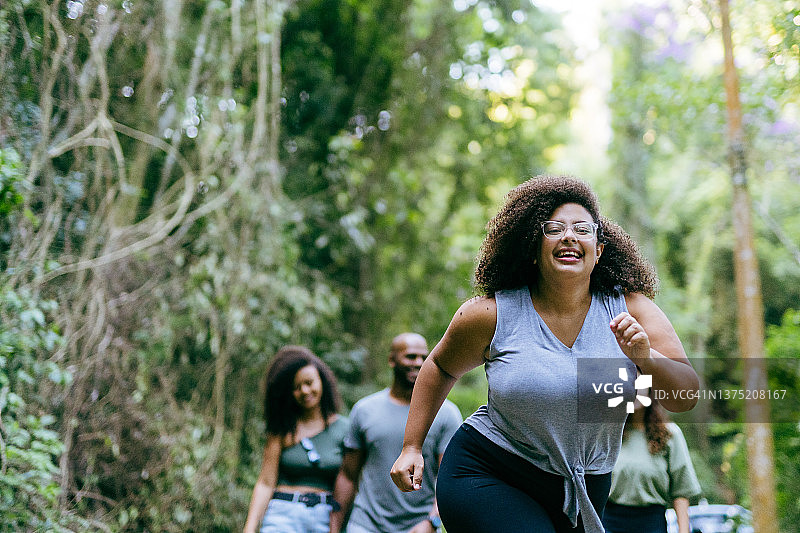 在自然公园跑步的大码身材女人图片素材