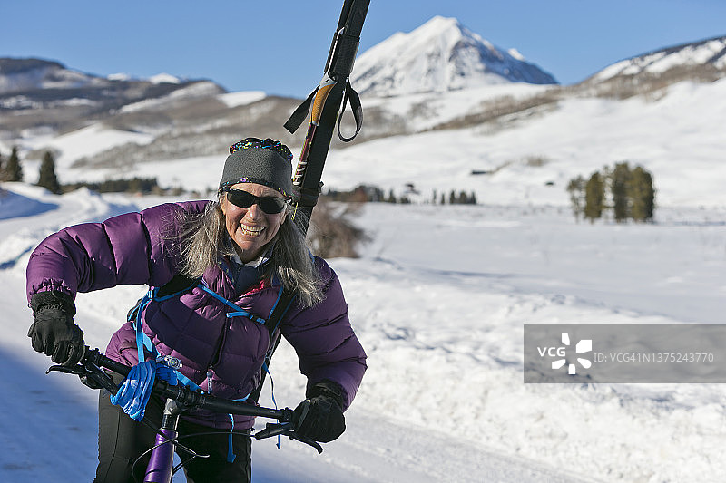 老年人参与的户外冬季运动图片素材