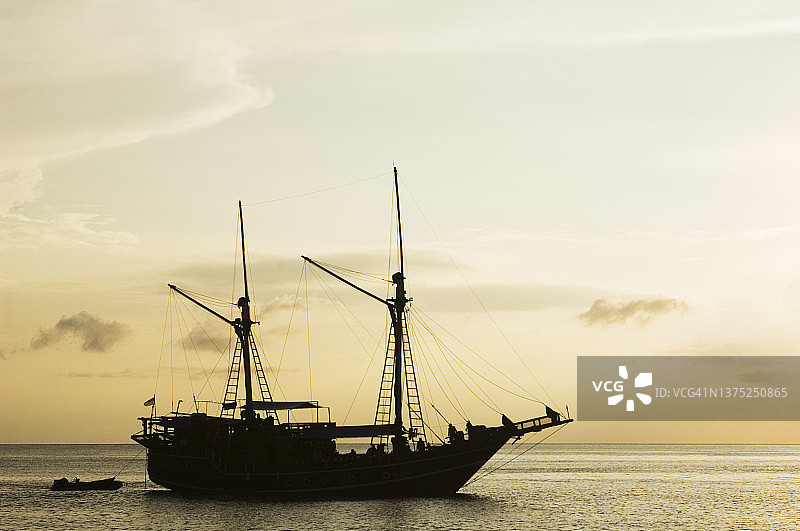 印度尼西亚传统的皮尼西帆船图片素材