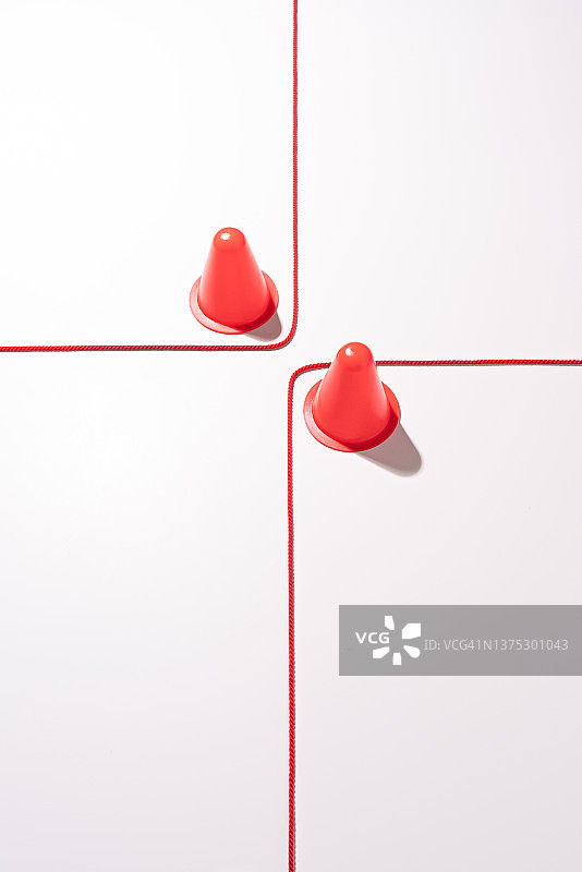 交通锥障碍物分割红色绳索线图片素材