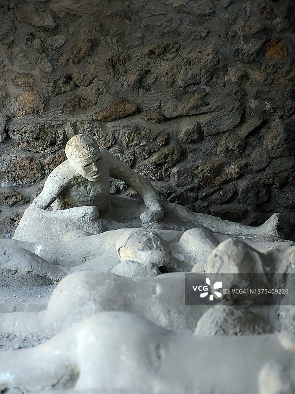 意大利坎帕尼亚庞贝古城维苏威火山喷发造成的尸体模型图片素材