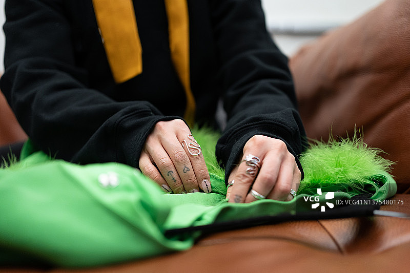 从事新系列设计的亚洲时装设计师图片素材