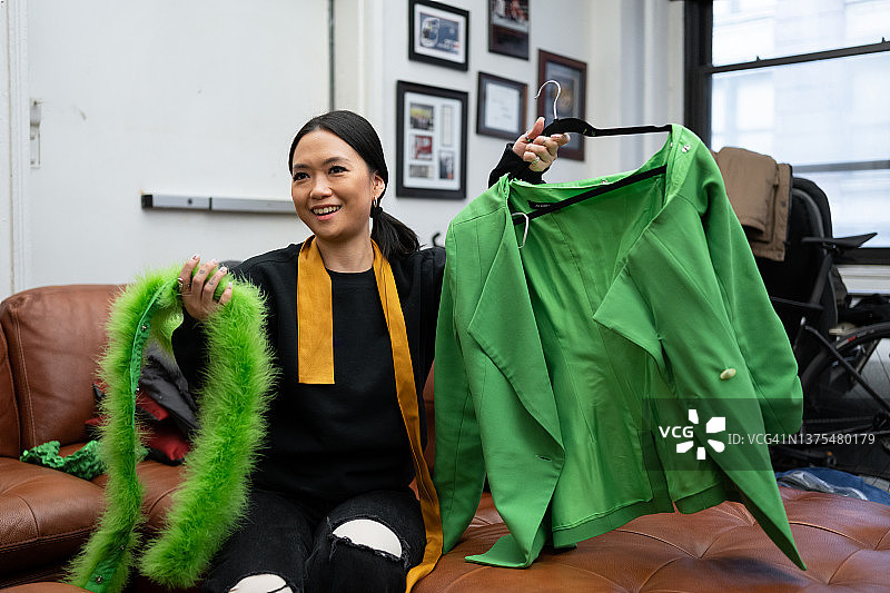 从事新系列设计的亚洲时装设计师图片素材