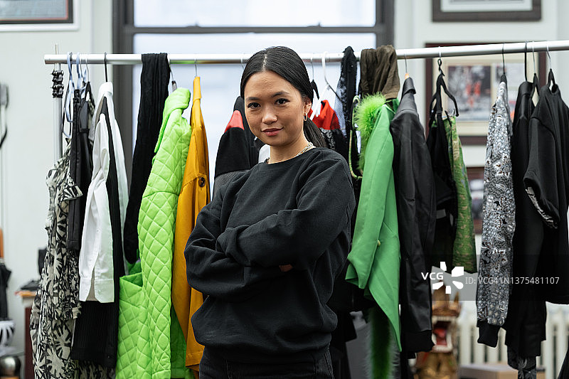 看镜头的亚裔时尚造型师图片素材